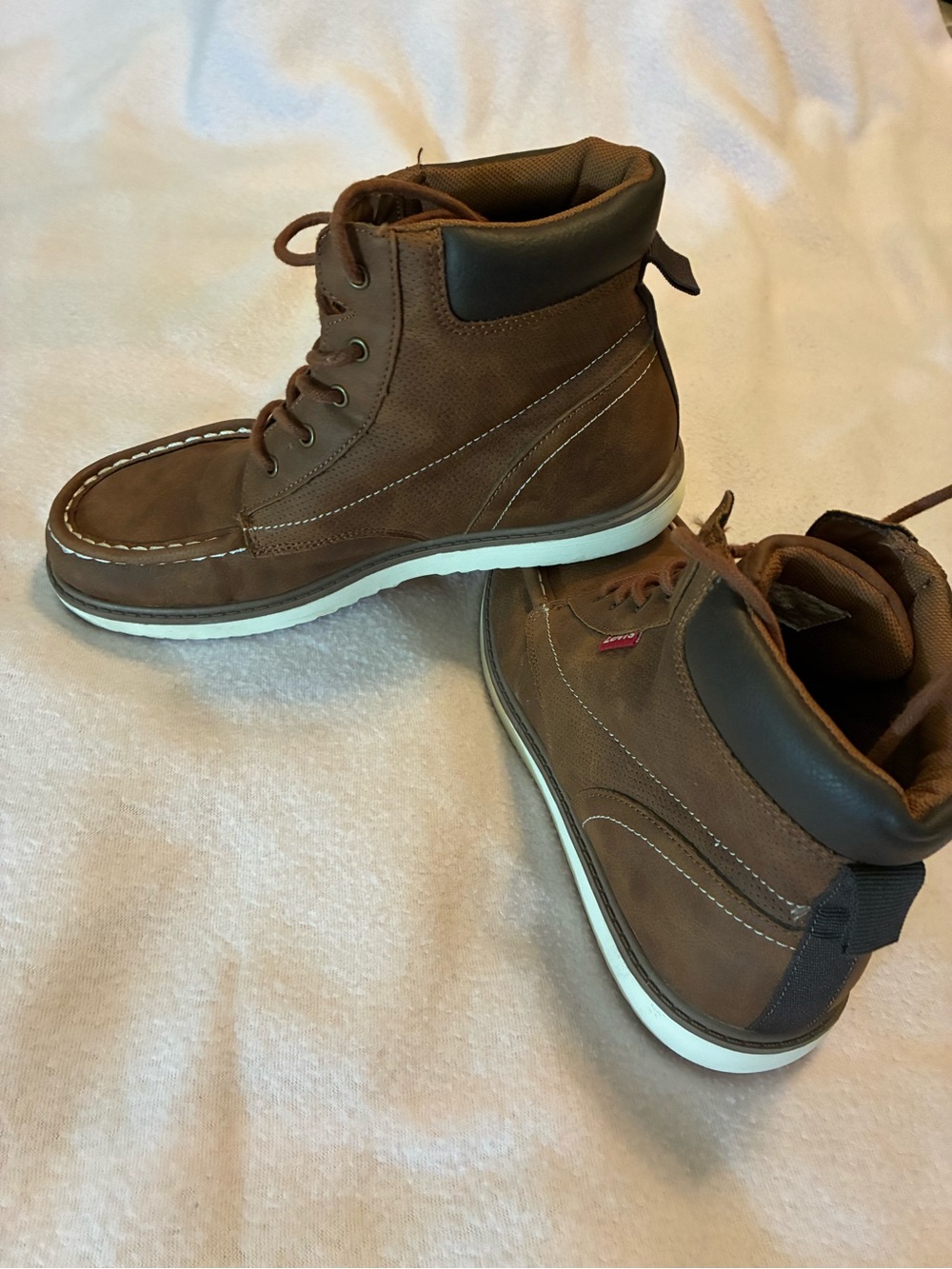 Levi’s Kids Brown Moc Toe Lace-Up Boots – Size 5

Classic Levi’s brown high-top